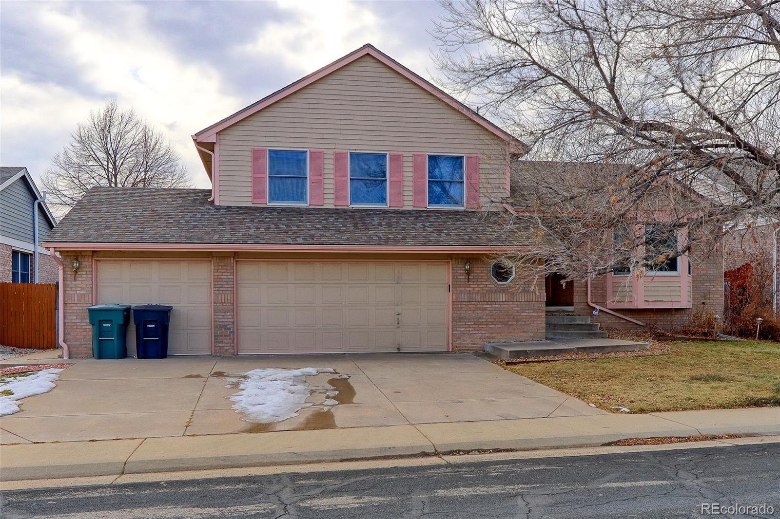 a view of a house with a yard