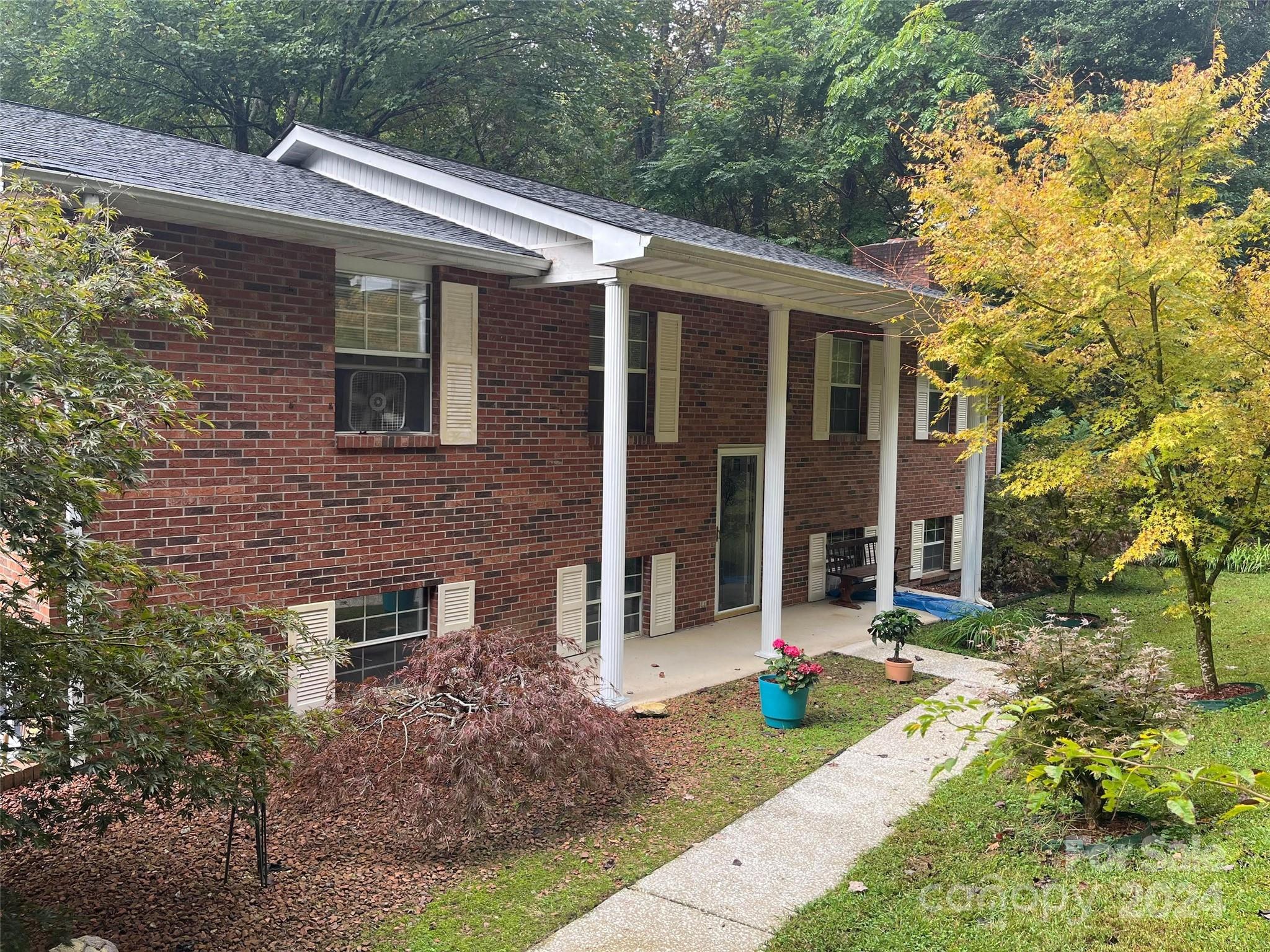 a view of a house with a yard