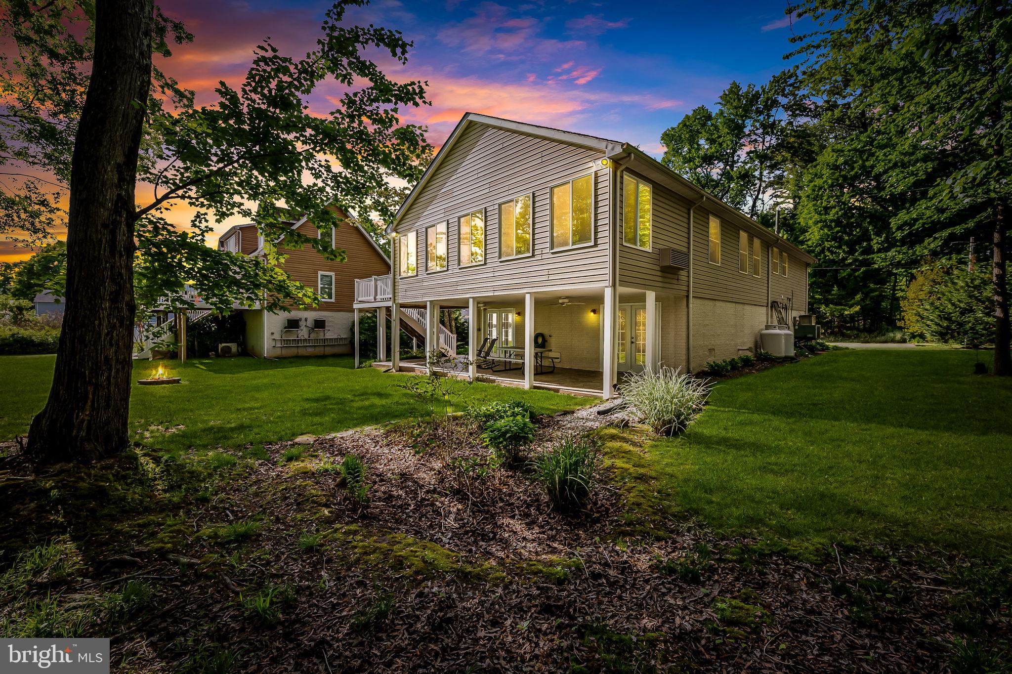 a view of a house with backyard and garden