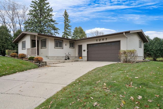 $270,000 | 1207 Woodridge Place | Owatonna