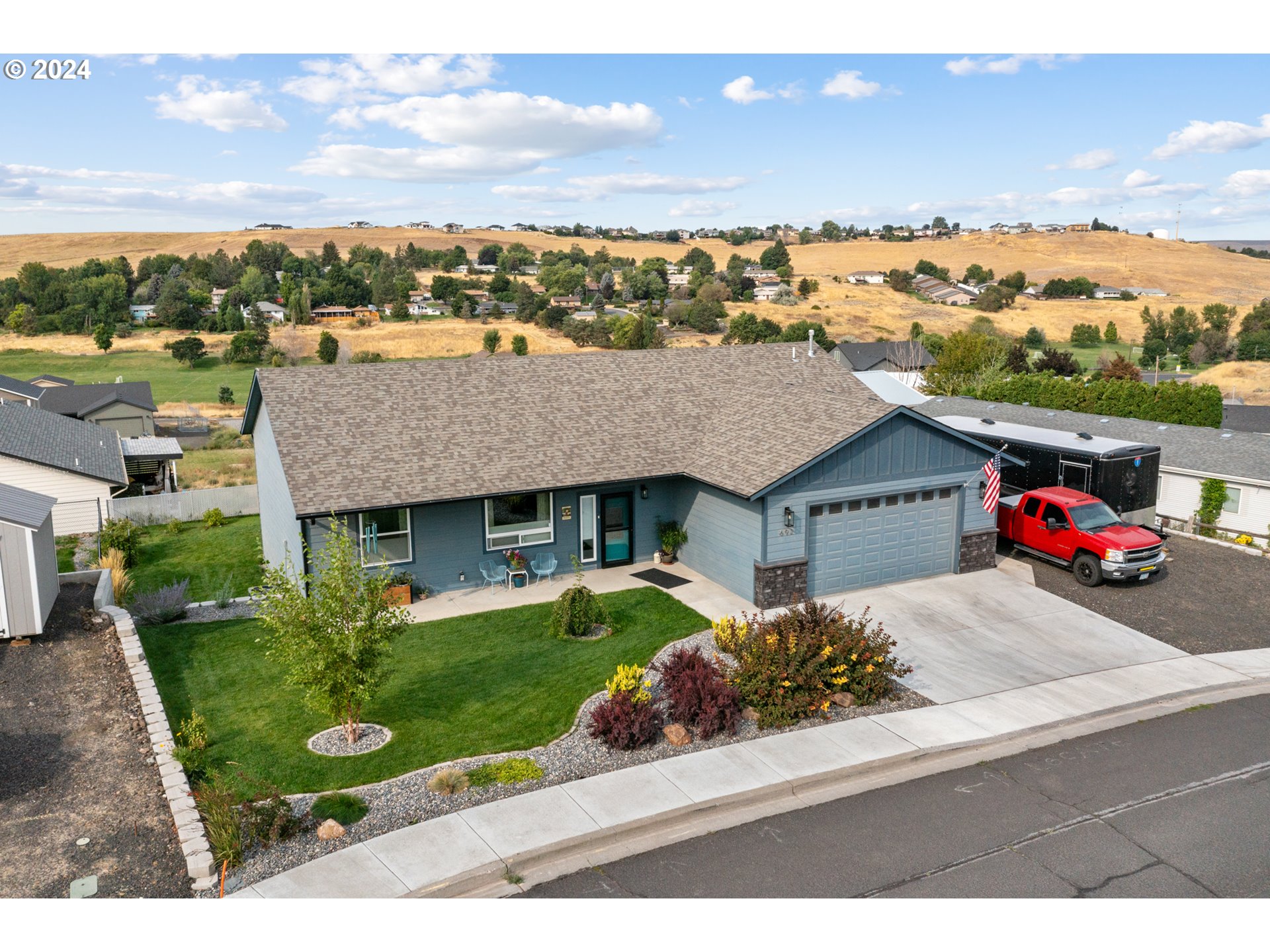 a view of a house with a yard