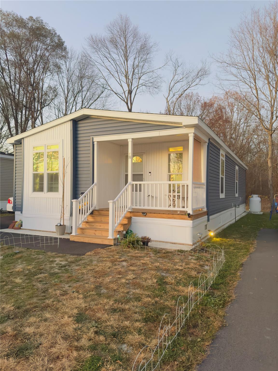 Manufactured / mobile home with covered porch