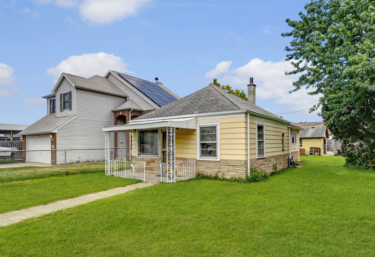 a view of a house with a yard