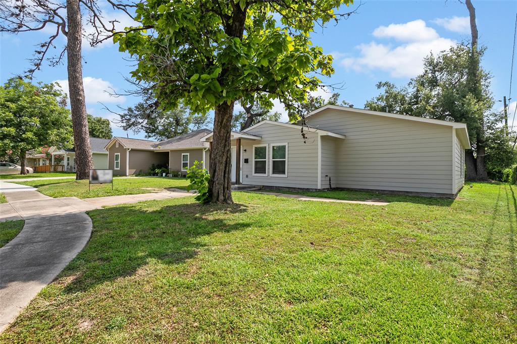 a view of a house with a backyard