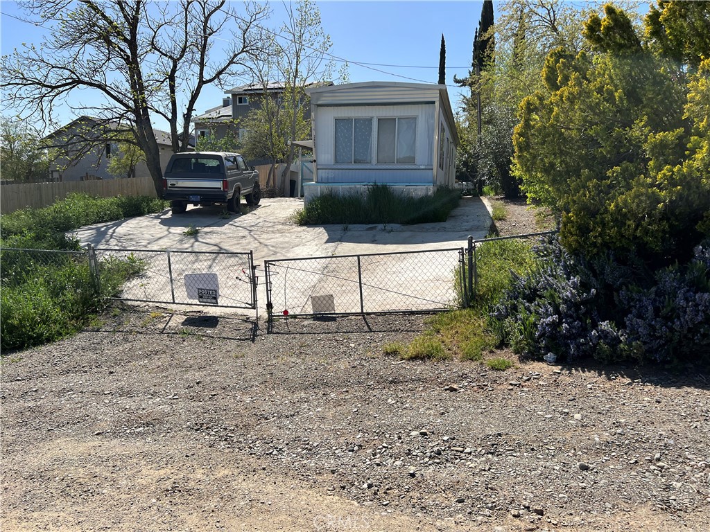 a view of a house with backyard