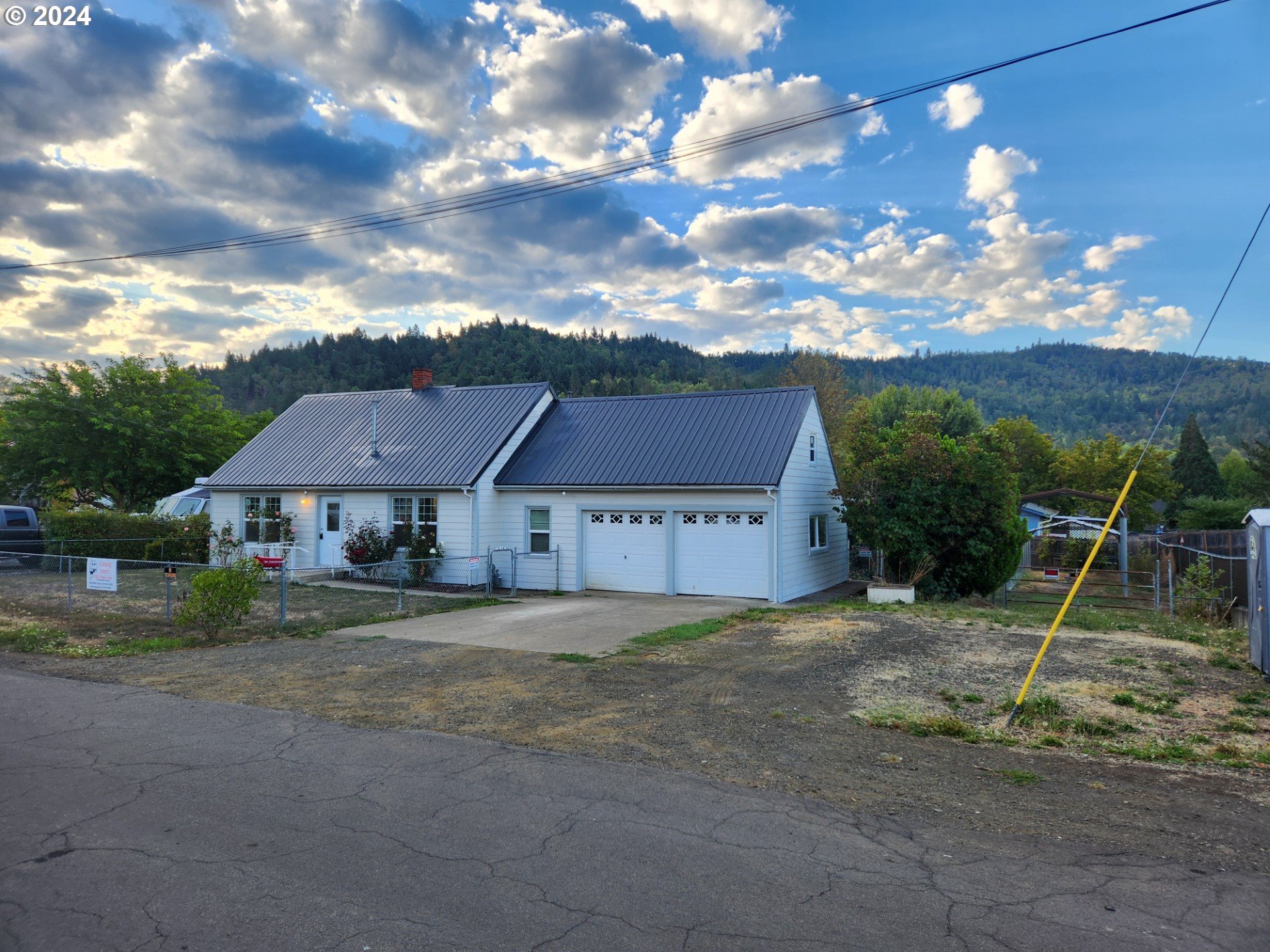 a view of a house with a yard