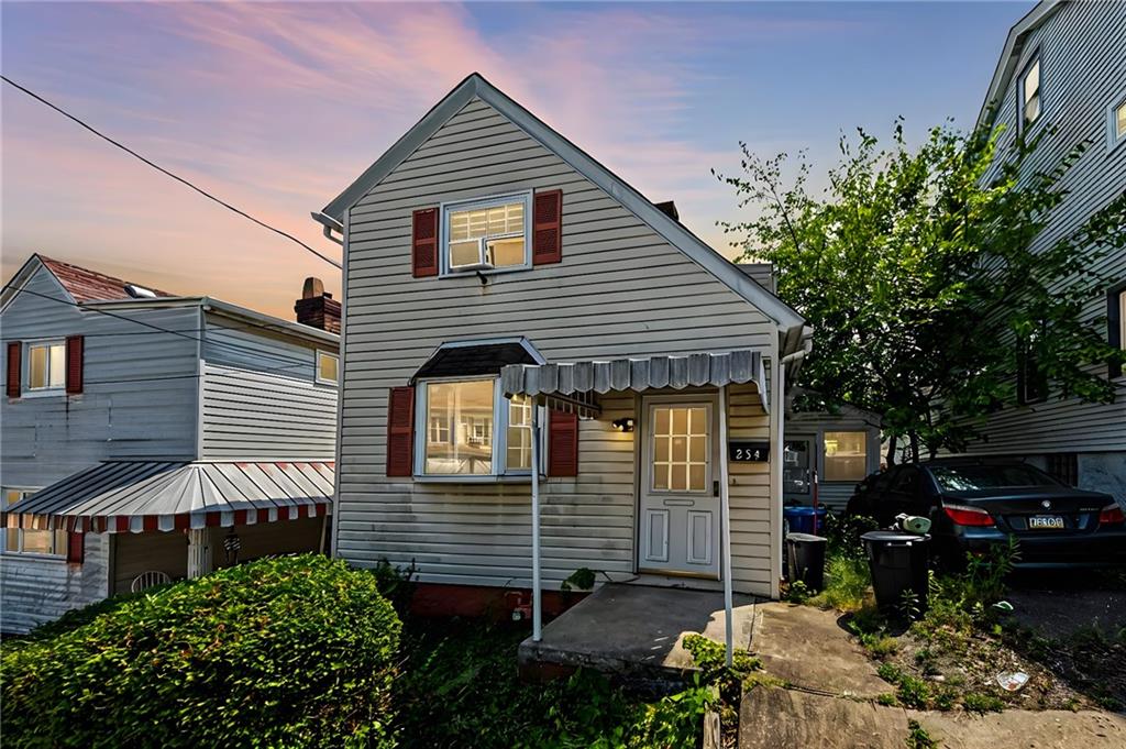 a view of a house with a yard