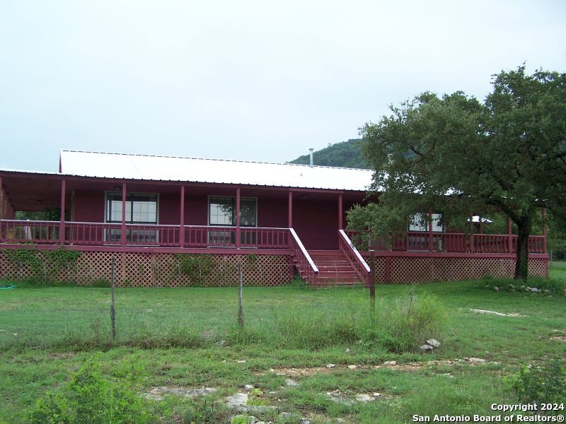 a view of yard with green space