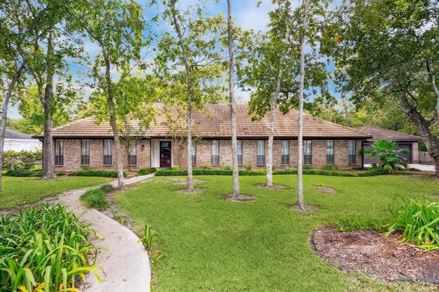 $669,000 | 905 Layfair Place | Friendswood