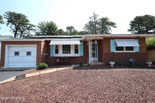 $314,900 | 24 Zeeland Drive | Silver Ridge Park North