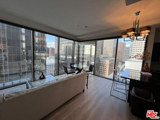 $848,000 | 655 South Hope Street, Unit 1605 | Downtown Los Angeles