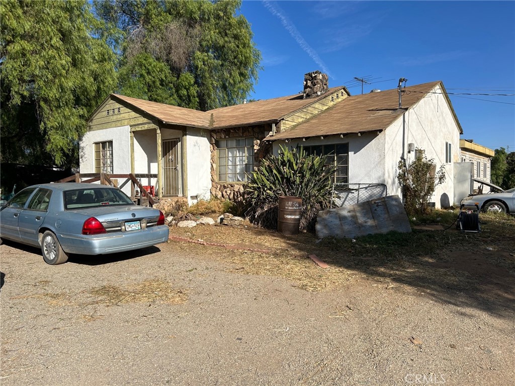 a view of a car park in front of house