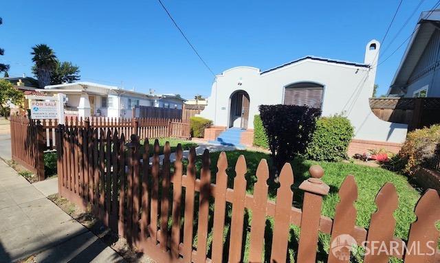 a view of a back yard of the house