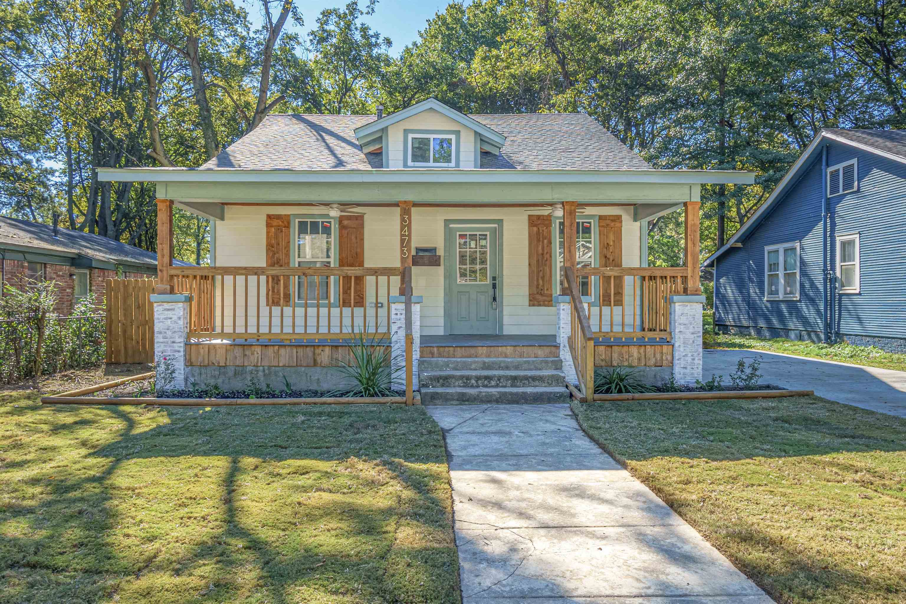 Bungalow featuring a front lawn and covered porch