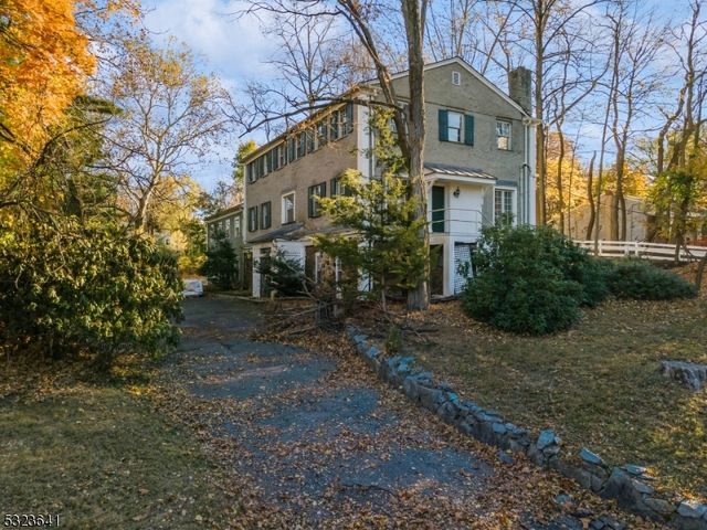 $800,000 | 320 Runnymede Road | Essex Fells