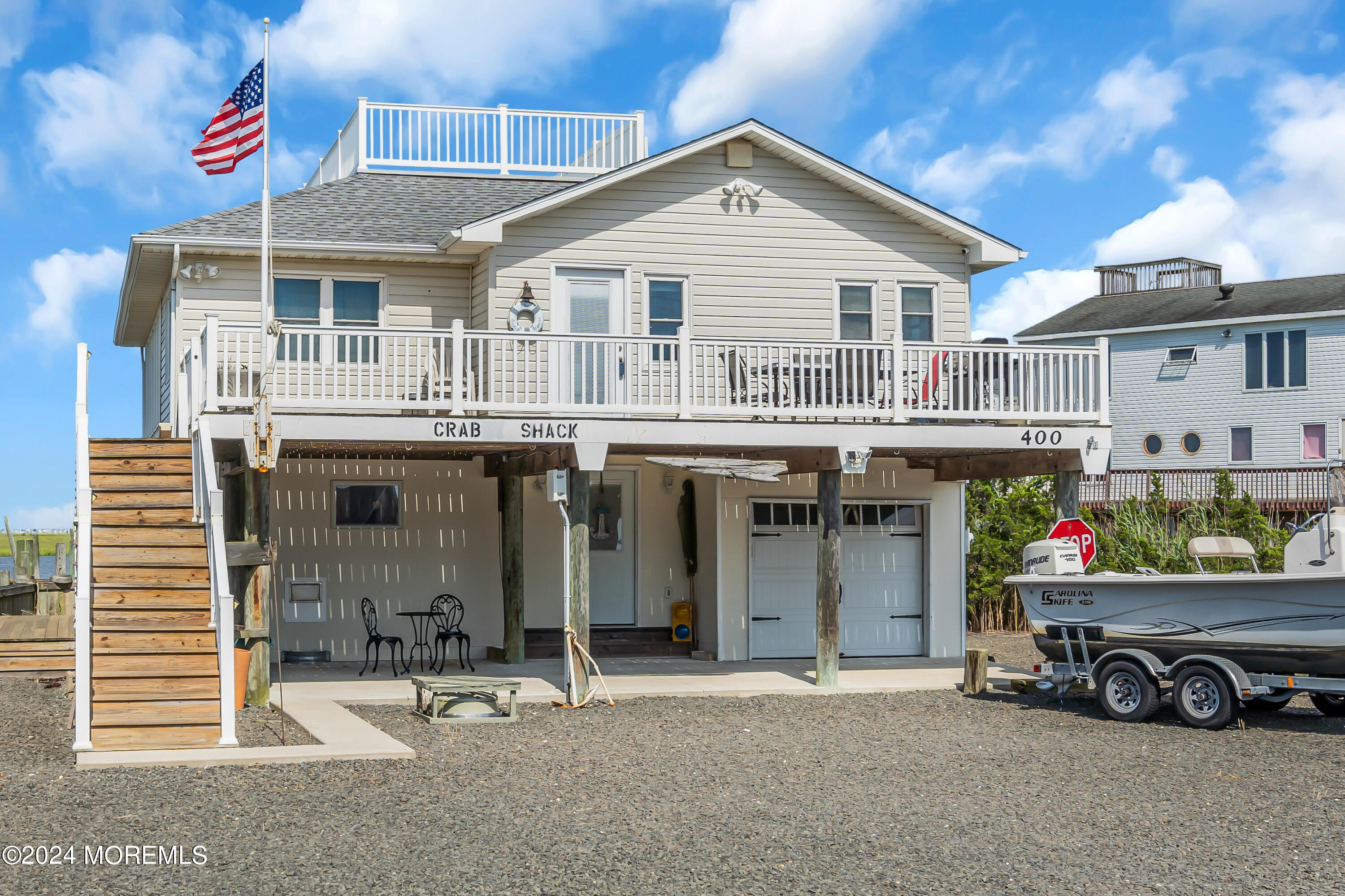 a view of a house with tub and car parked