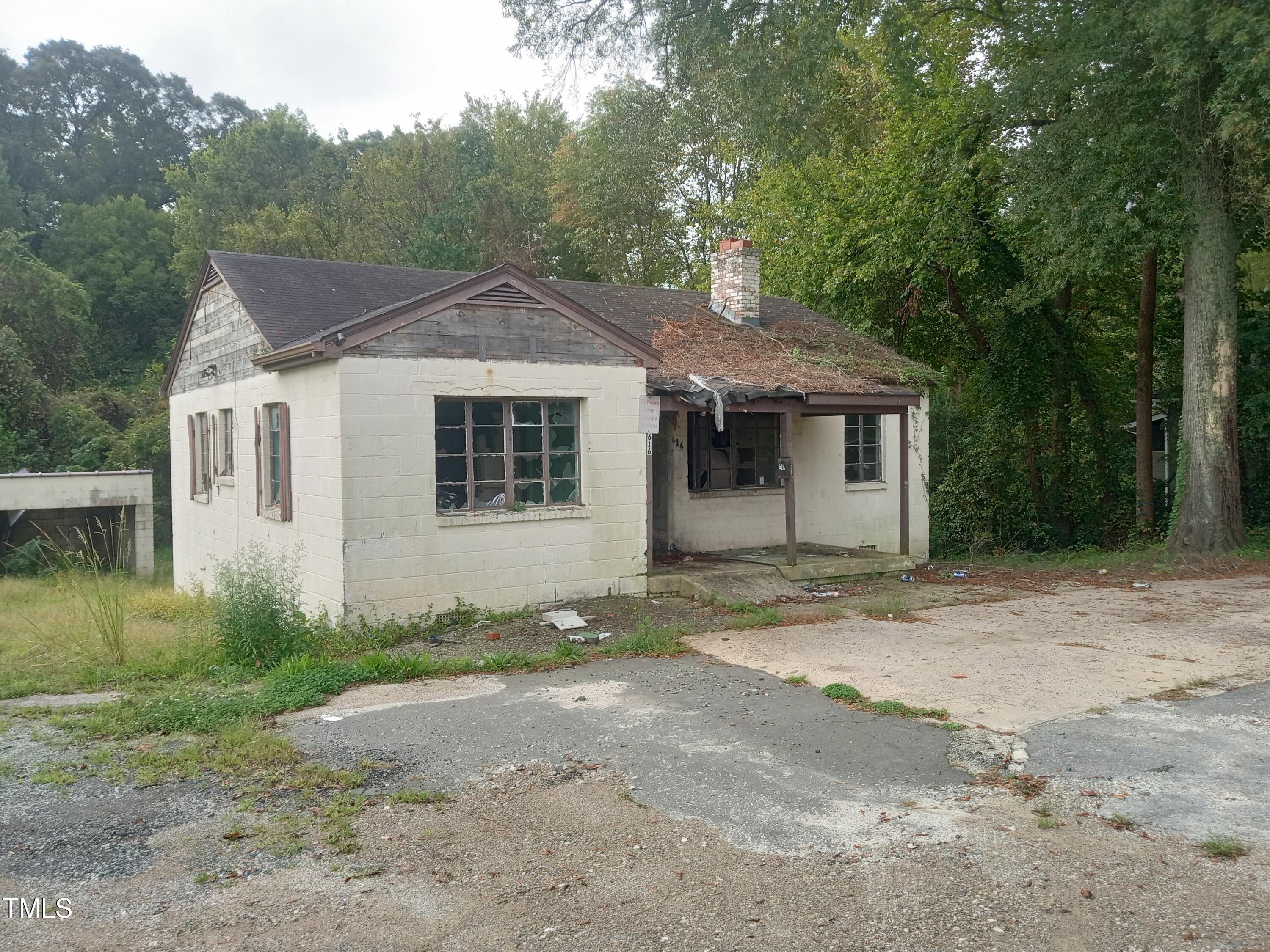 a view of a house with a backyard