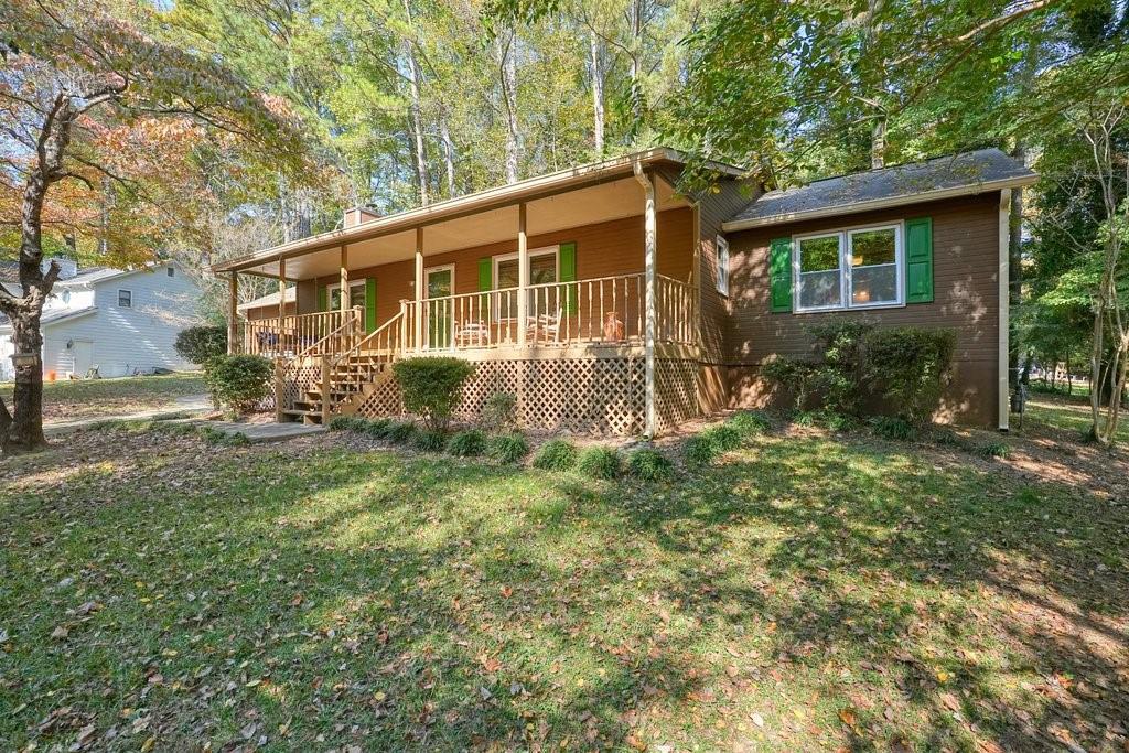 a view of a house with backyard