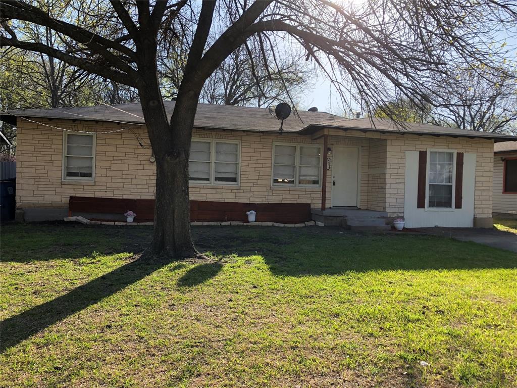 a front view of house with yard