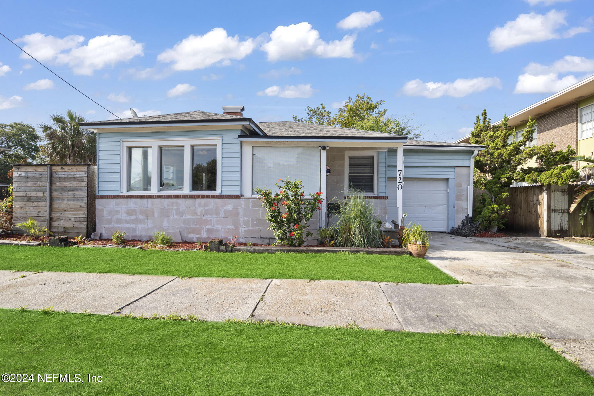 a view of front of a house with a yard