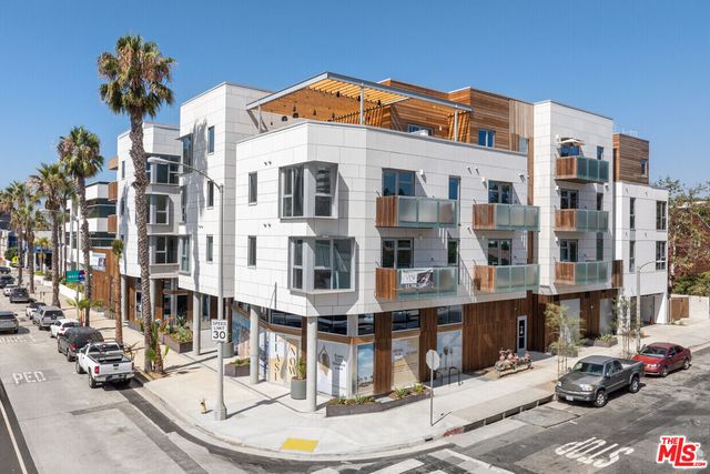 $3,685 | 3223 Wilshire Boulevard, Unit 409 | Santa Monica