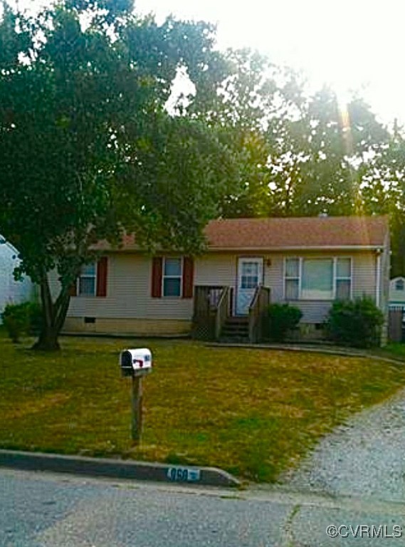 View of front facade featuring a front yard