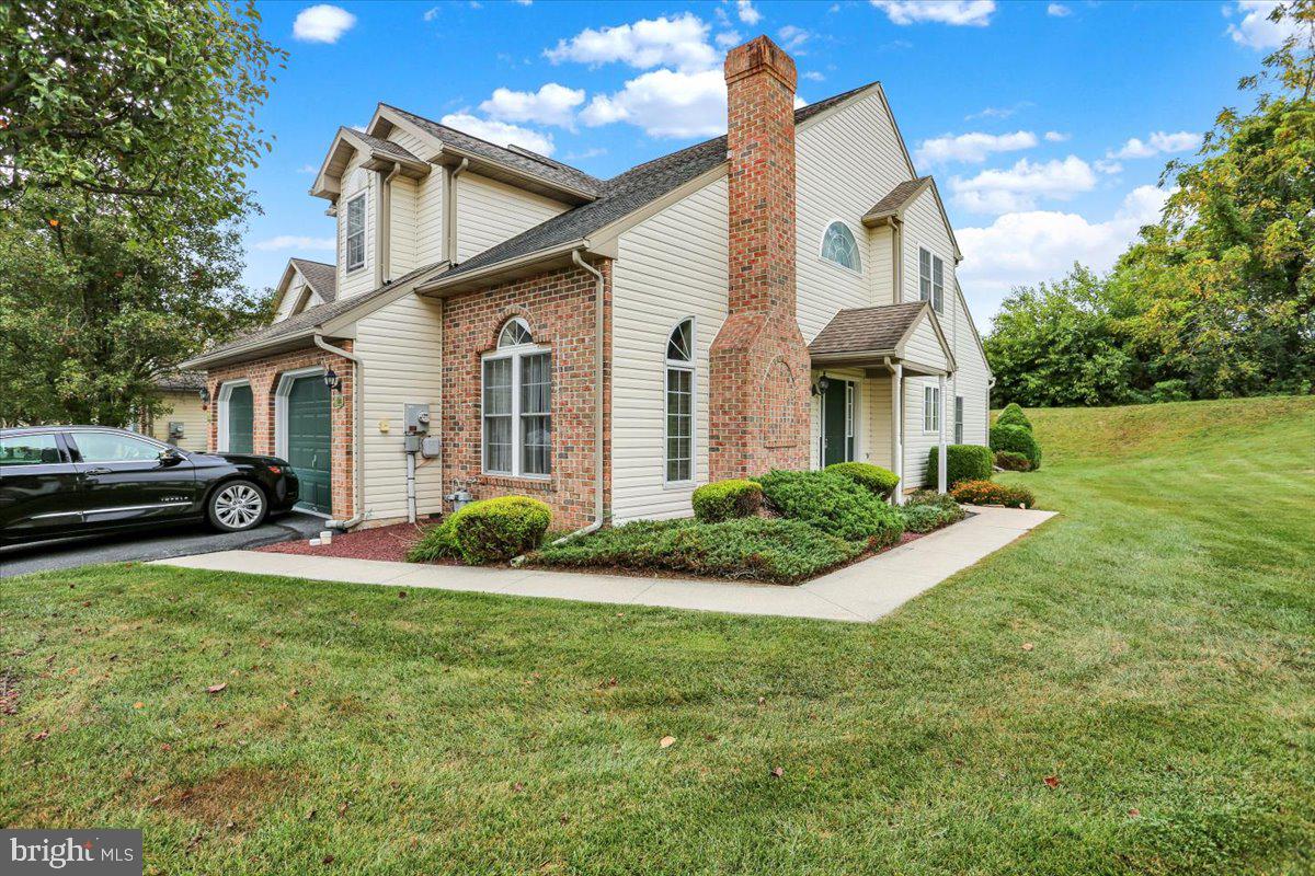 a view of a house with backyard and porch