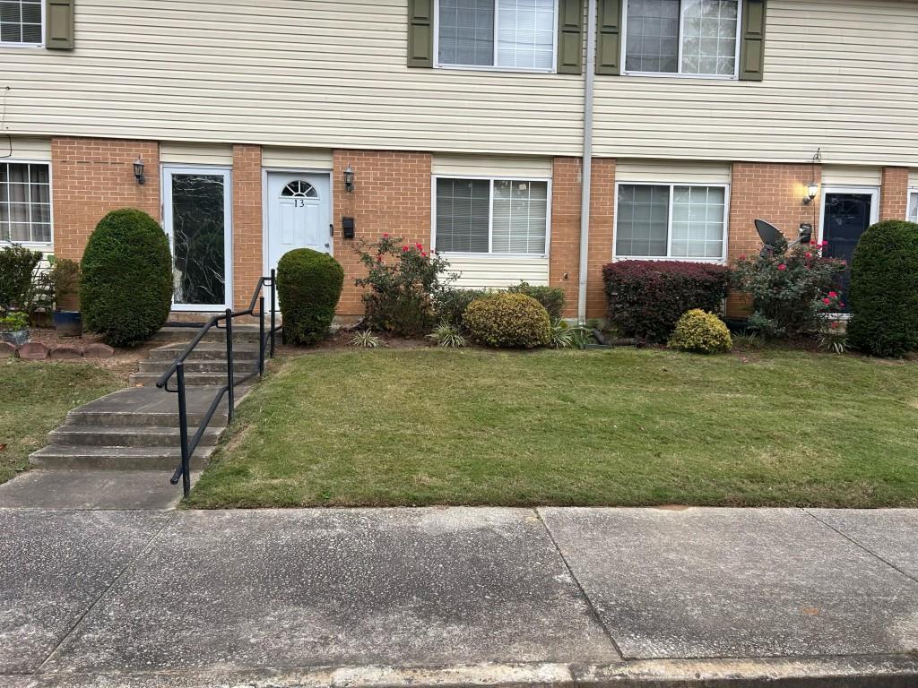 a view of a house with a yard