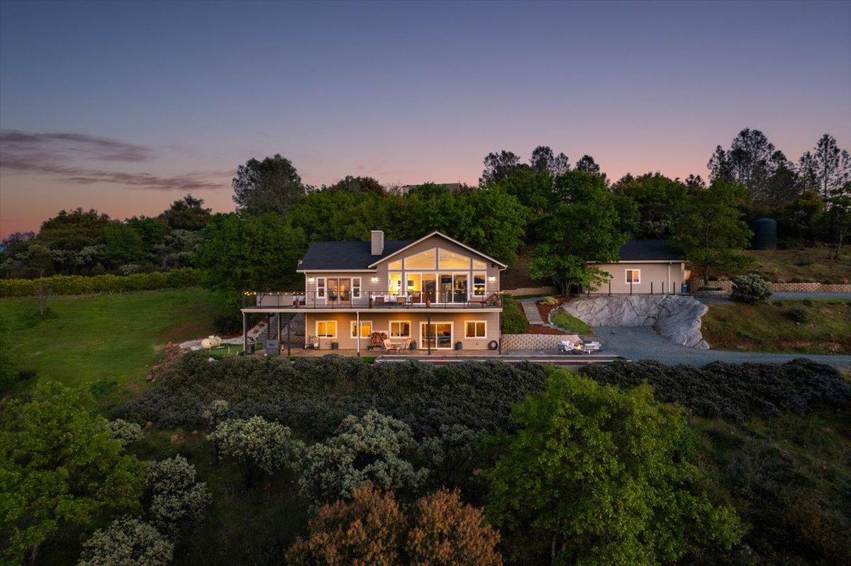 a view of a back yard of the house and green space