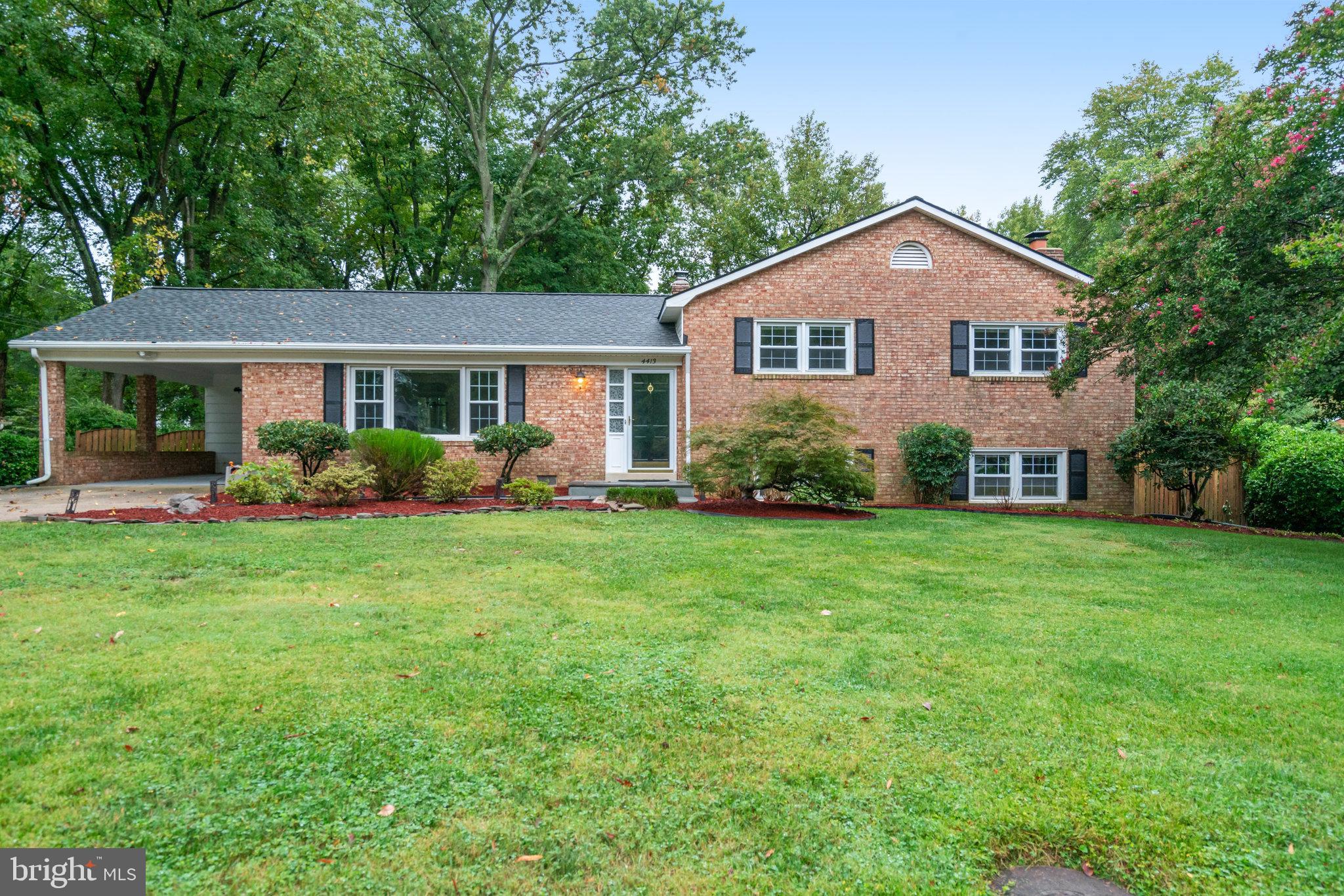 a view of a house with backyard and garden