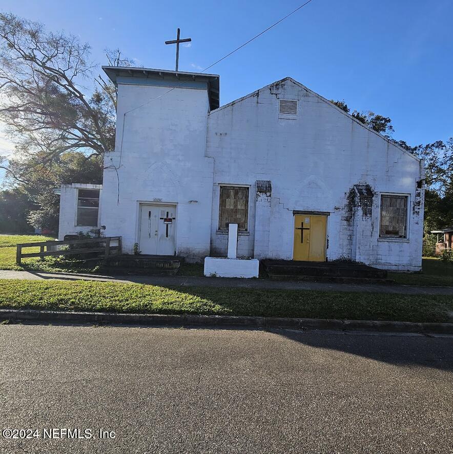 a front view of house with yard