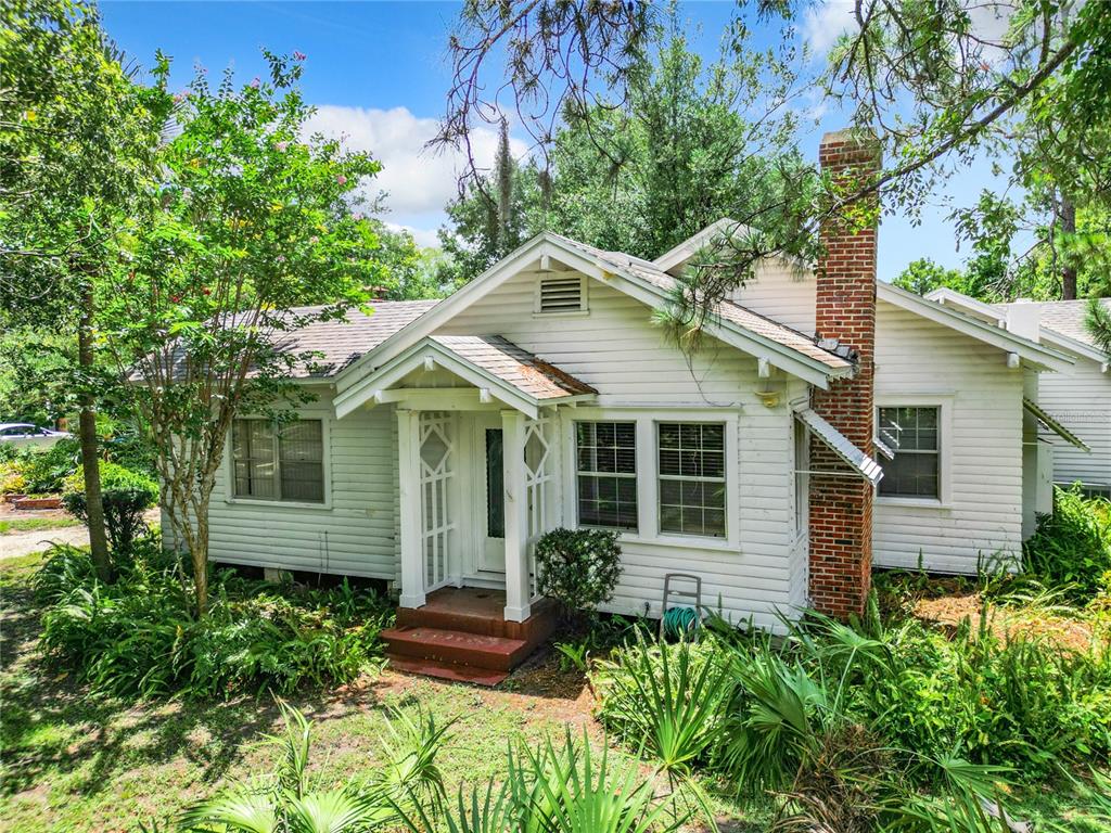 106-year-old lakefront home on 2.18 acres, 3 bedrooms, 2 bathrooms located in the desirable Conway area, near downtown Orlando.