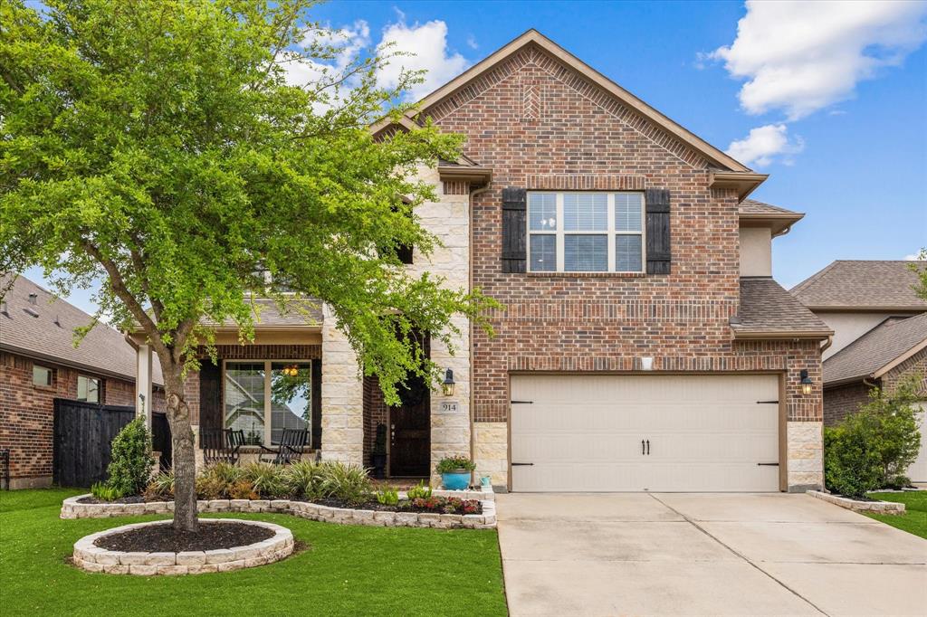 WELCOME TO 914 SMOKETHORN TRAIL! LOCATED IN THE HIGHLY SOUGHT-AFTER COMMUNITY OF HARVEST GREEN.