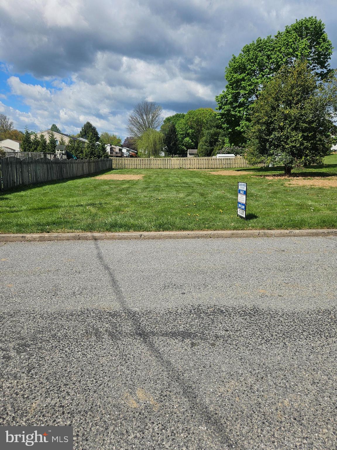 a view of a yard with a house