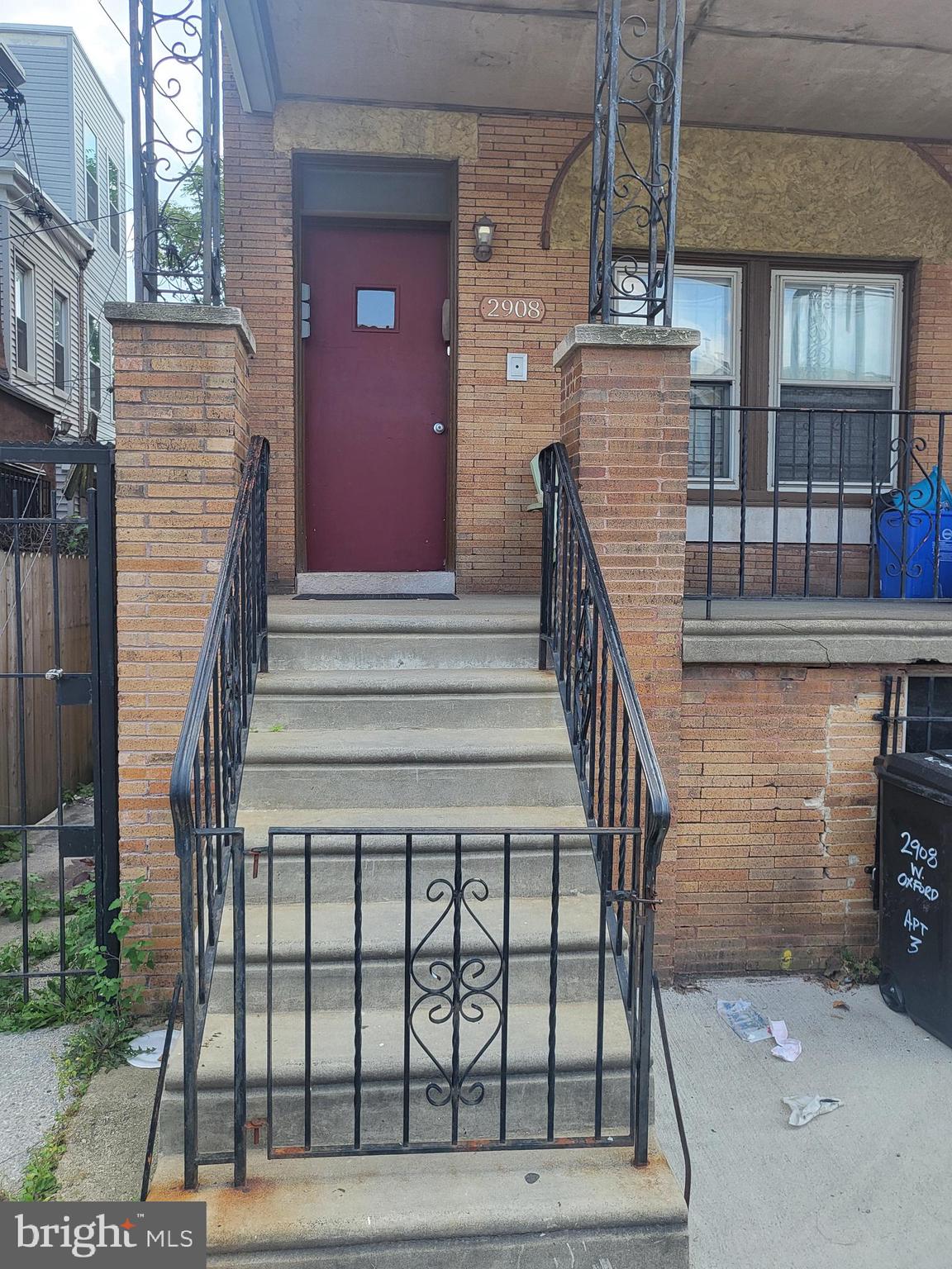 a view of entryway with a front door