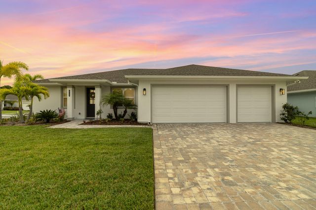 $438,900 | 915 Captiva Is Circle | Palm Bay