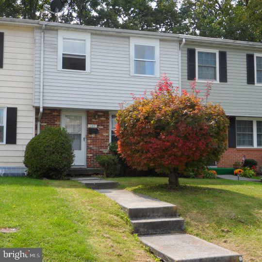 a view of a house with backyard and garden