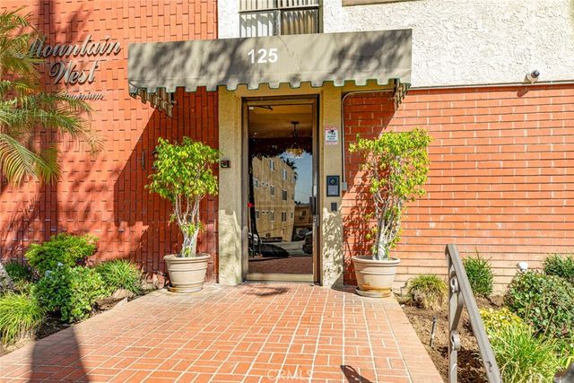 $1,150,000 | 125 West Mountain Street, Unit 303 | Northwest Glendale