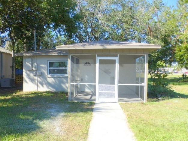 a view of back yard of the house