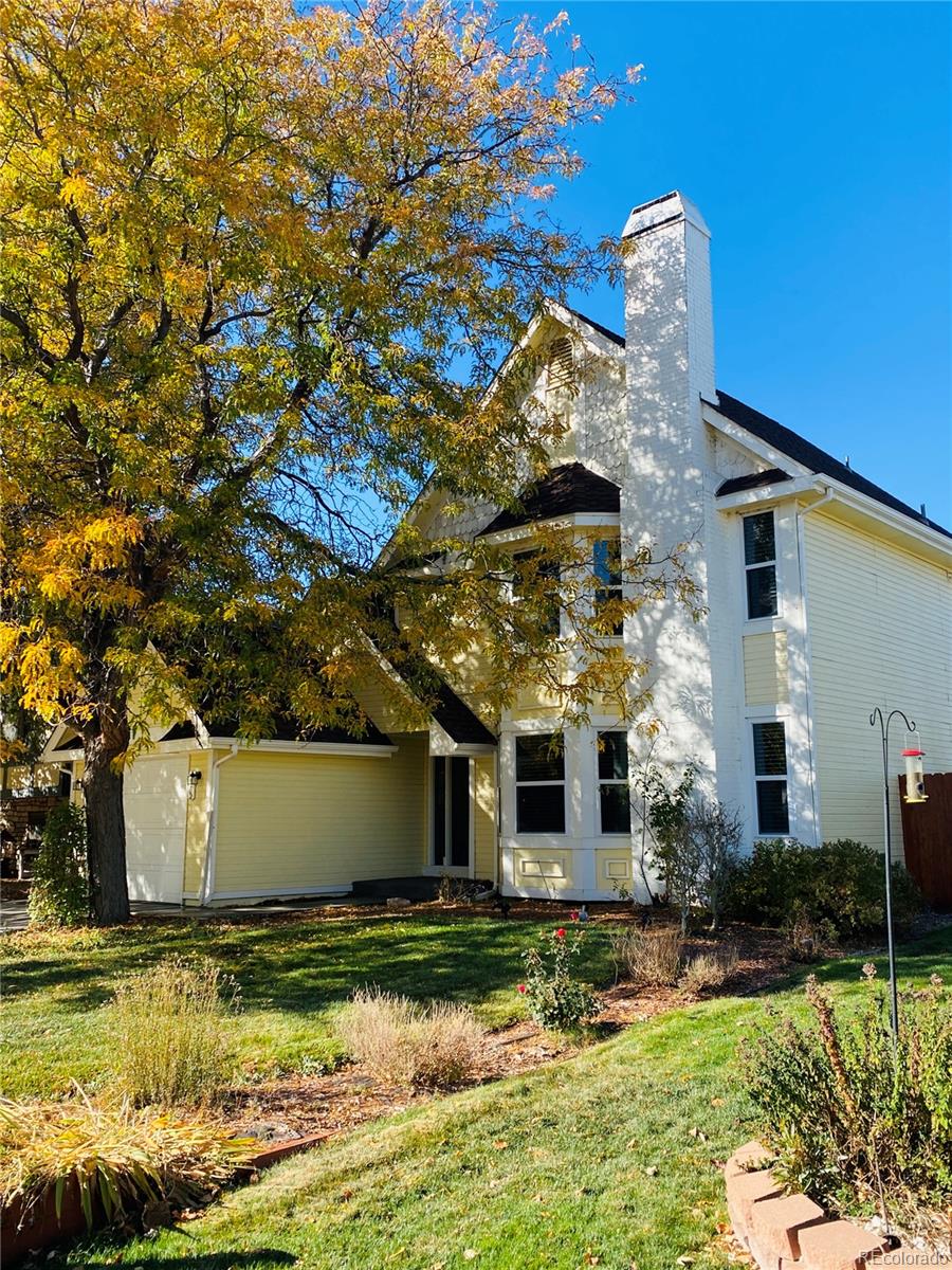 a view of a house with a yard