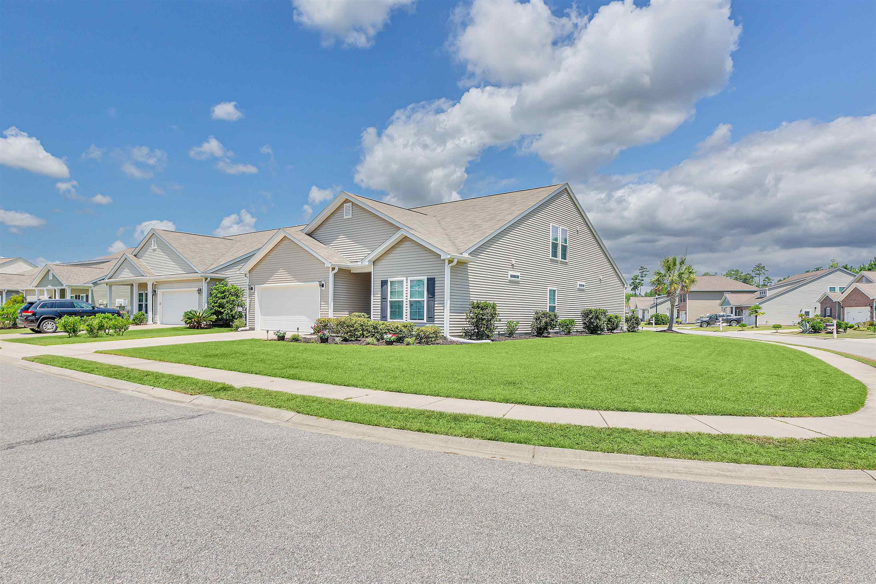 View of front facade with a front yard