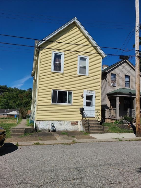 a view of a house with a yard