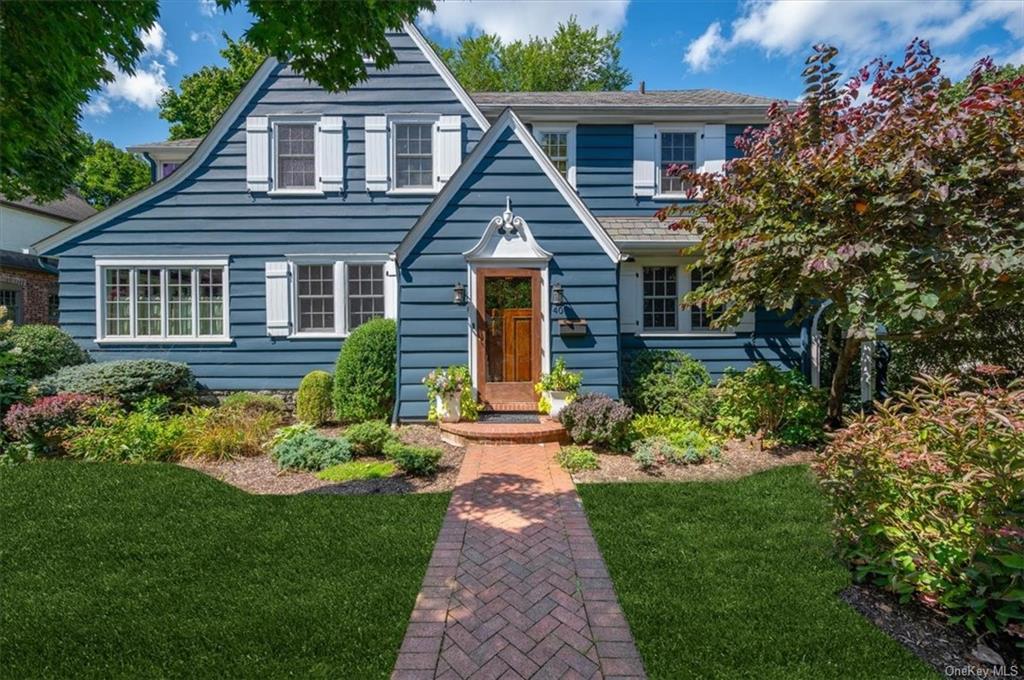 View of front of house featuring a front yard