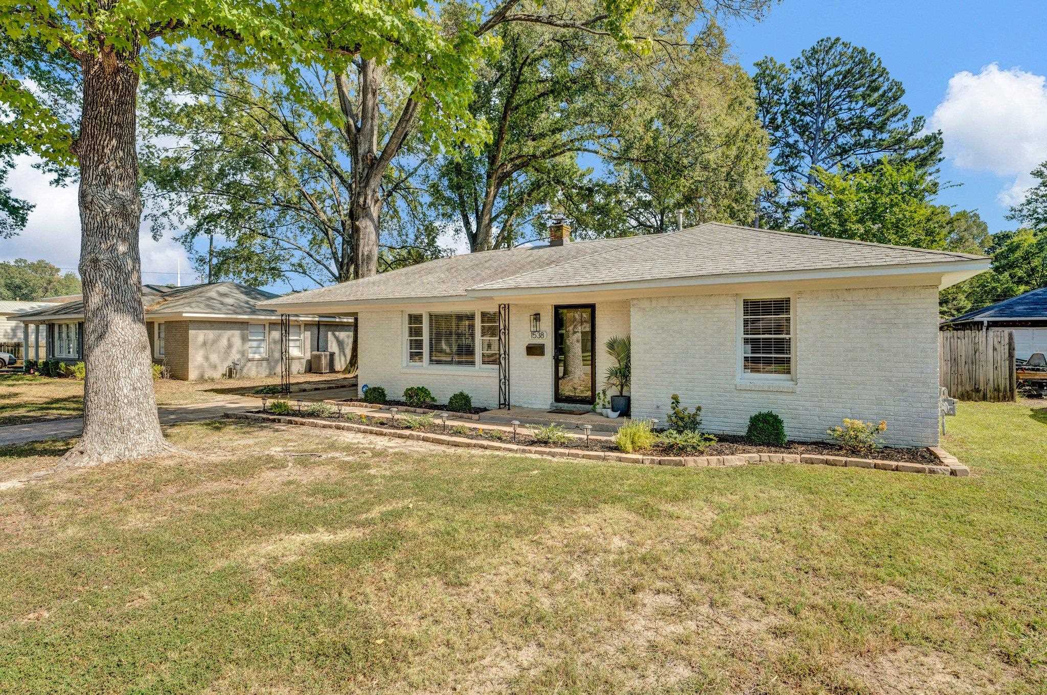 Ranch-style house featuring a front yard