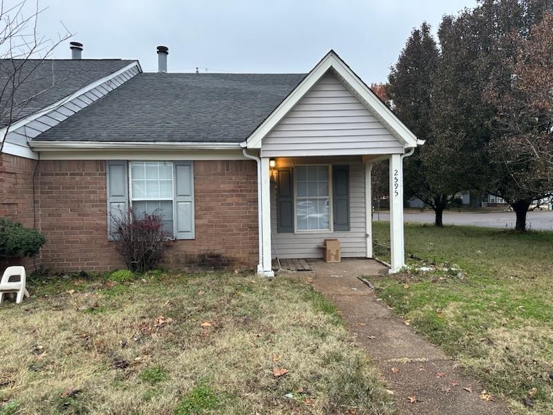 a view of a house with a yard