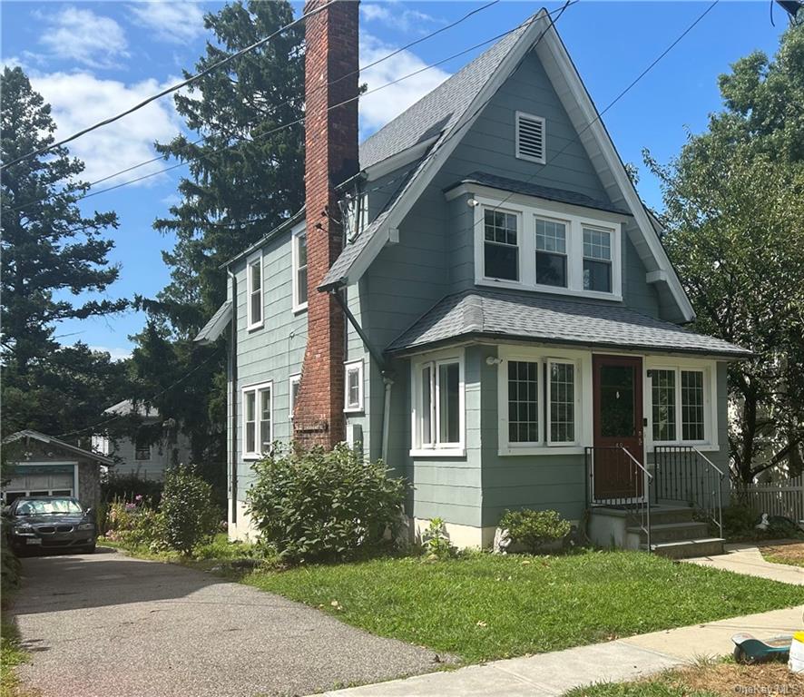 View of front facade with a front yard