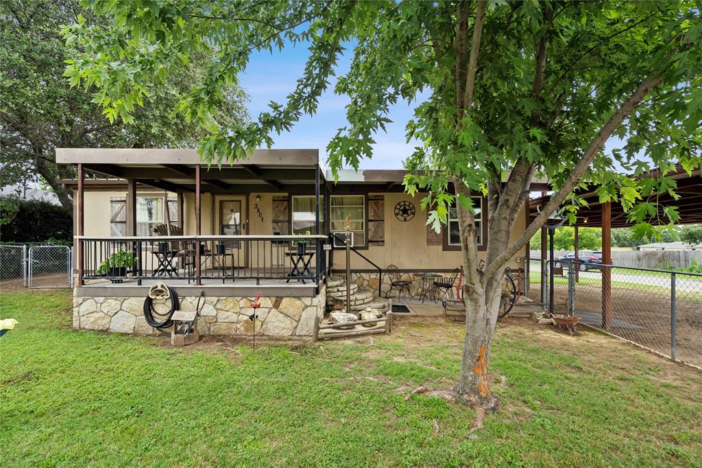 a view of a house with backyard