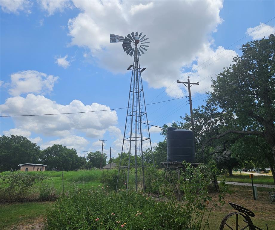 a view of a yard in front of the house