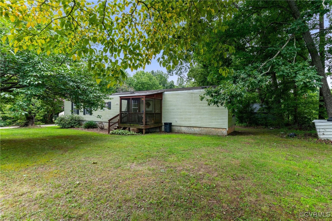 a view of a house with backyard and garden