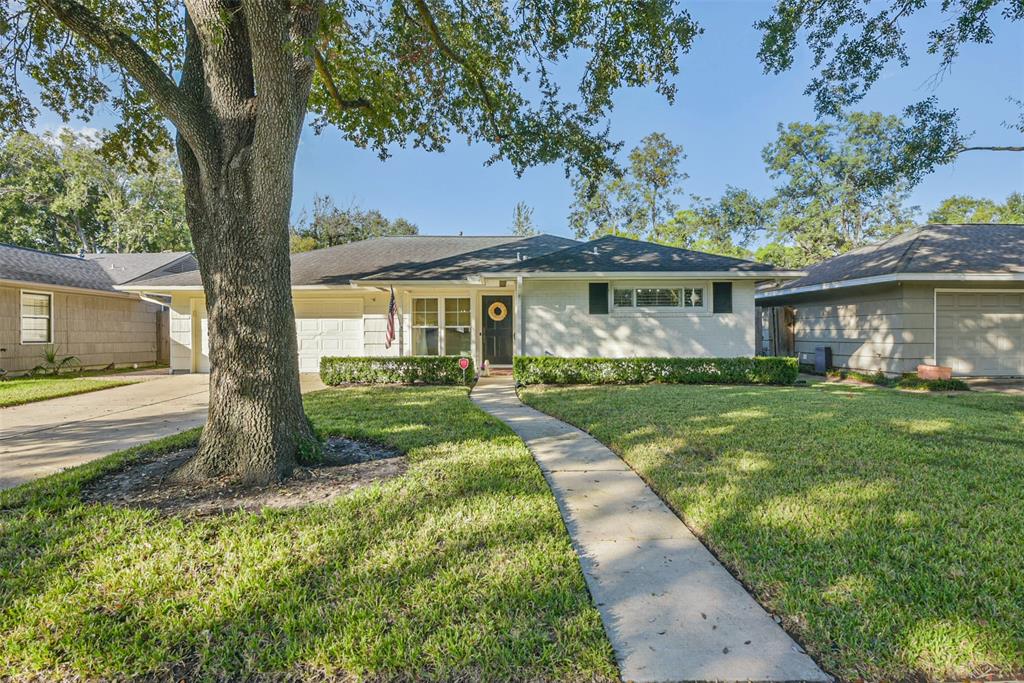 Beautiful 4 bedroom home in the heart of Larchmont with attached 2 car garage.